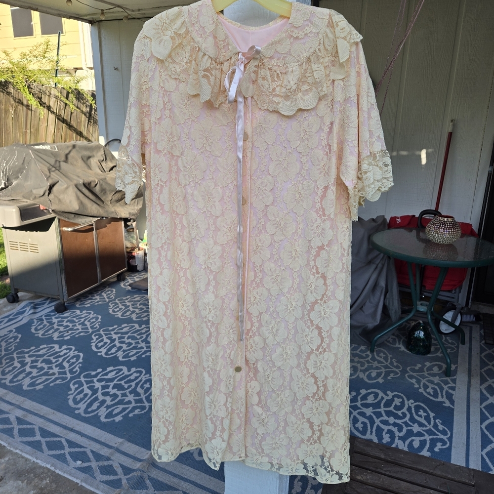 Vintage 50s-60s Lace Overlay Dressing Gown Robe M Housecoat Pink Peach - Picture 3 of 9
